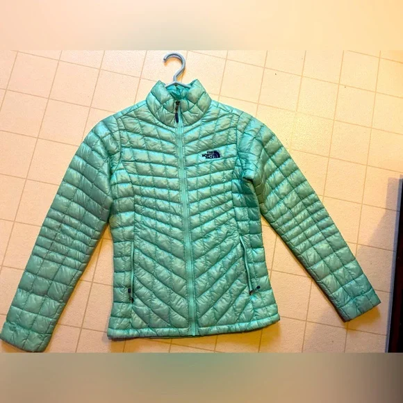 The North Face Women's Mint Green Puffer Jacket - Picture 1 of 3